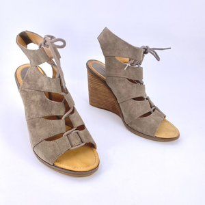 MELROSE & MARKET 9.5M TAUPE CALISTA SHOOTIE FAUX SUEDE 4 IN. STACKED WOOD WEDGES